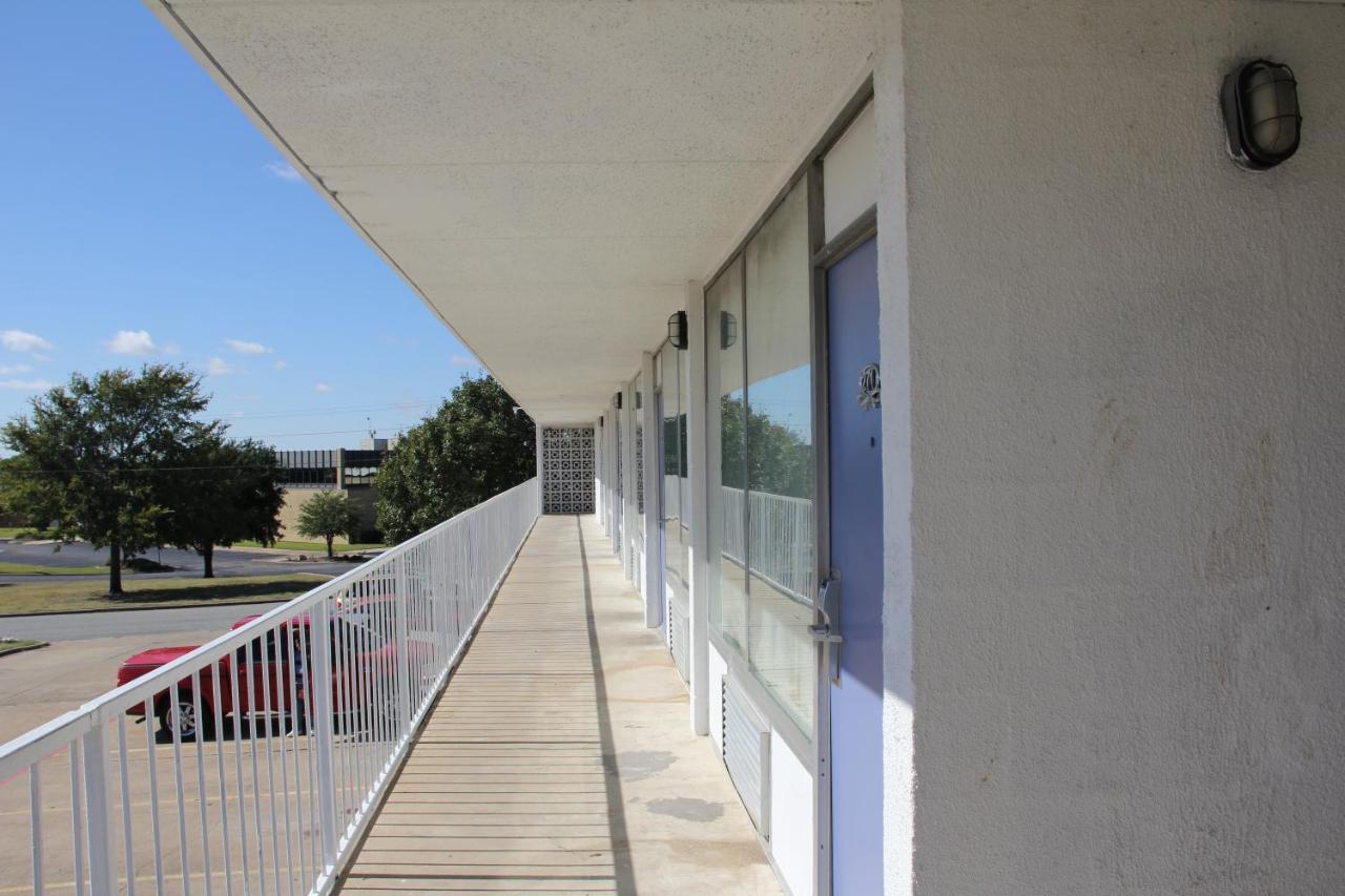 Lonestar And Motel 2*